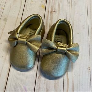 Gold fringe moccasins with bow
